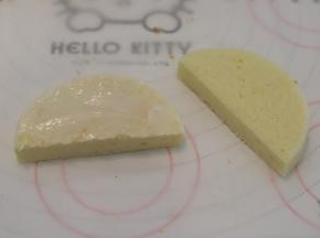 取一片蛋糕片，对切成两片，抹上千岛酱。