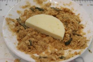 将海苔肉松倒入一个平盘内，取一片有千岛酱的蛋糕片粘满肉松。