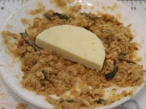 将海苔肉松倒入一个平盘内，取一片有千岛酱的蛋糕片粘满肉松。