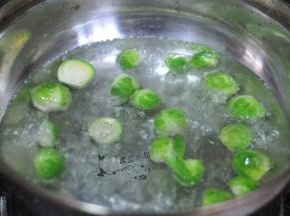锅里水烧开后，放入抱子甘蓝煮1分钟捞出。