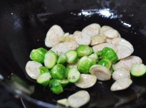 再将抱子甘蓝放入。