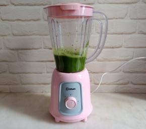 加100克清水。盖上盖子，转动旋钮，料理机开始工作。