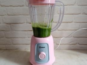 加100克清水。盖上盖子，转动旋钮，料理机开始工作。