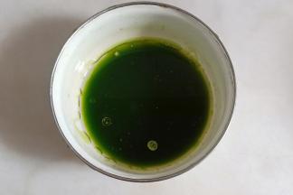 打好的菠菜汁用筛网过筛一下，加玉米油混合。