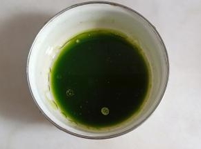 打好的菠菜汁用筛网过筛一下，加玉米油混合。