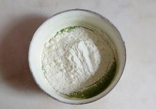 混合至看不见油点后，加入过筛好的低筋面粉。