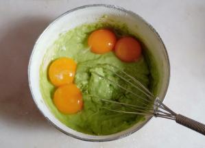 加入4个蛋黄混合均匀。