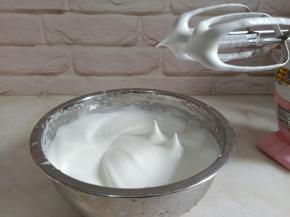 蛋清加几滴白醋，分三次加细砂糖打至轻轻提起打蛋器可以拉出直立小尖角的状态。