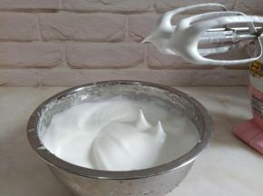 蛋清加几滴白醋，分三次加细砂糖打至轻轻提起打蛋器可以拉出直立小尖角的状态。