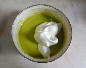 打好的蛋白霜分三次与菠菜蛋黄糊翻拌、切拌均匀。