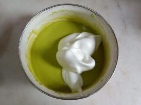 打好的蛋白霜分三次与菠菜蛋黄糊翻拌、切拌均匀。
