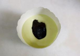 纸杯舀入一半蛋糕糊，放入10克巧克力流心馅。