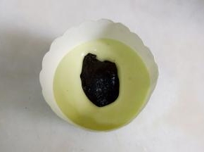 纸杯舀入一半蛋糕糊，放入10克巧克力流心馅。