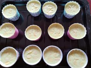 表面撒上少许杏仁片。