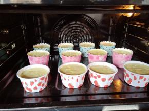 入预热好的烤箱上下火150度，中下层烤25分钟。