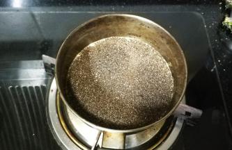 个人喜欢将红茶包拆开放入牛奶里煮，如果不喜欢直接用红茶包放入牛奶里煮，小火煮至边边有小气泡出后关火