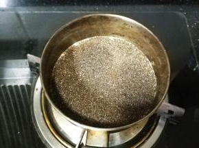 个人喜欢将红茶包拆开放入牛奶里煮，如果不喜欢直接用红茶包放入牛奶里煮，小火煮至边边有小气泡出后关火