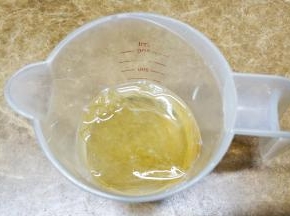 吉利丁片放入水里泡软