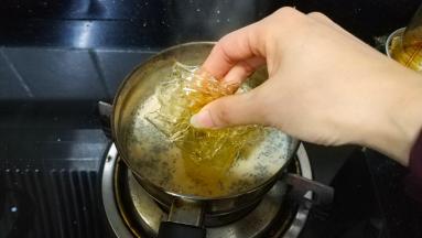 吉利丁泡软后放入红茶牛奶