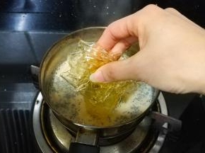 吉利丁泡软后放入红茶牛奶