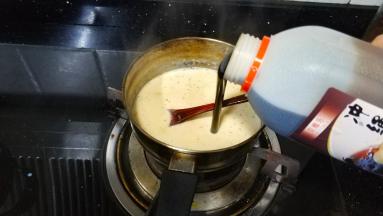 倒入红糖浆搅拌均匀倒入量杯备用