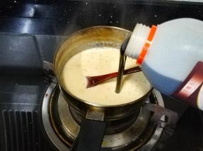 倒入红糖浆搅拌均匀倒入量杯备用