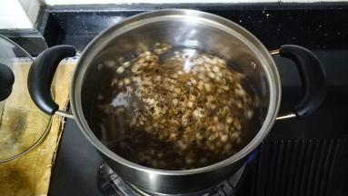 锅里水烧开，放入珍珠煮15分钟