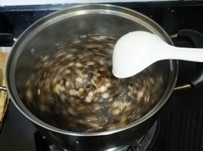 其间要搅拌，不然会粘锅底