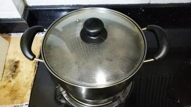 15分钟后关火，盖上盖子焖15分钟