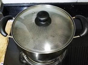 15分钟后关火，盖上盖子焖15分钟