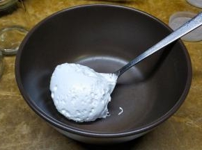 用勺子勺起Fluff棉花糖在碗里