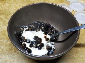 煮好的珍珠用筛子捞出，放入棉花糖的碗里