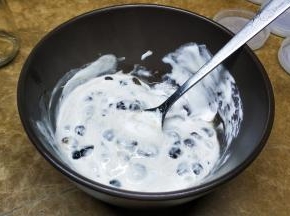 拌均匀，用的是美国产品Fluff涂抹型棉花糖，它不像普通棉花糖要先融化，它是很轻盈的膏体，甜度适中口感柔滑，在做甜品中添加让整个口感味道更加丰满！