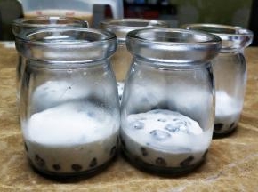 将棉花糖珍珠放入布丁瓶里，冷却一会儿