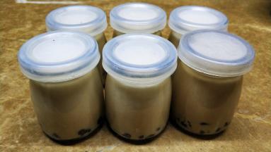 再慢慢倒入晾凉的红茶牛奶，放入冰箱冷藏4小时即可