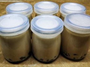 再慢慢倒入晾凉的红茶牛奶，放入冰箱冷藏4小时即可