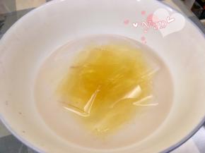 吉利丁片用冰水泡软。
