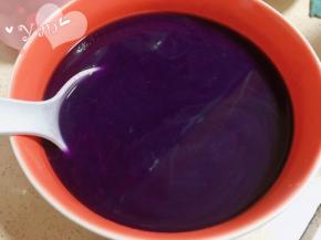 蒸好的紫薯放入料理机，加入400ml温水，搅打成紫薯水，然后过筛两次。