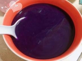 蒸好的紫薯放入料理机，加入400ml温水，搅打成紫薯水，然后过筛两次。