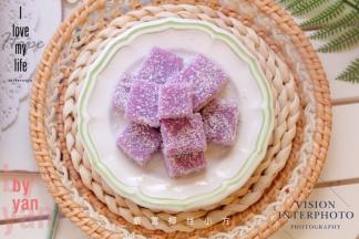 切小块沾上椰蓉即可。