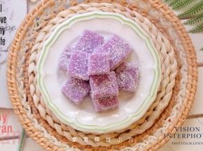 切小块沾上椰蓉即可。