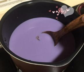 开小火加热（不用煮沸），倒入泡软的吉利丁片，搅拌至完全溶化。