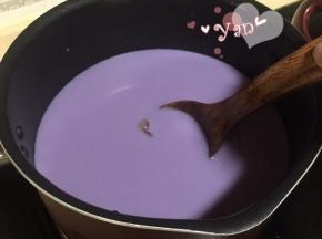 开小火加热（不用煮沸），倒入泡软的吉利丁片，搅拌至完全溶化。