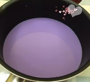 紫薯水倒入锅里，加入纯牛奶、炼奶、椰浆、糖，搅拌均匀。