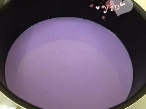 紫薯水倒入锅里，加入纯牛奶、炼奶、椰浆、糖，搅拌均匀。