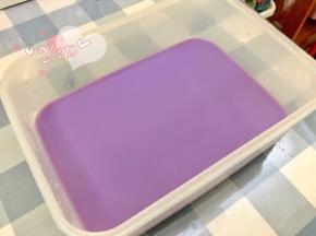 倒入保鲜盒里，晾凉后放入冰箱冷藏至凝固。