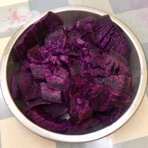紫薯去皮蒸熟。