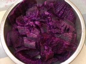紫薯去皮蒸熟。