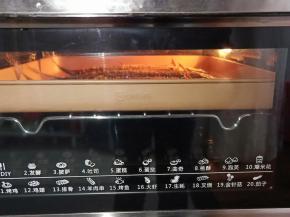 继续烤制五分钟，待鱼片表面呈金黄色即可。