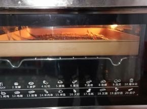 继续烤制五分钟，待鱼片表面呈金黄色即可。